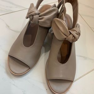 Beautiful Anthro bow sandals